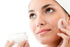 rugas - Use um creme noturno enriquecido com vitamina